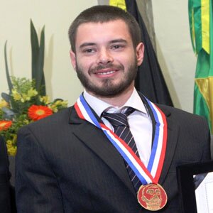 Luiz Eduardo ao receber a Medalha Henri Gorceix, em 2015